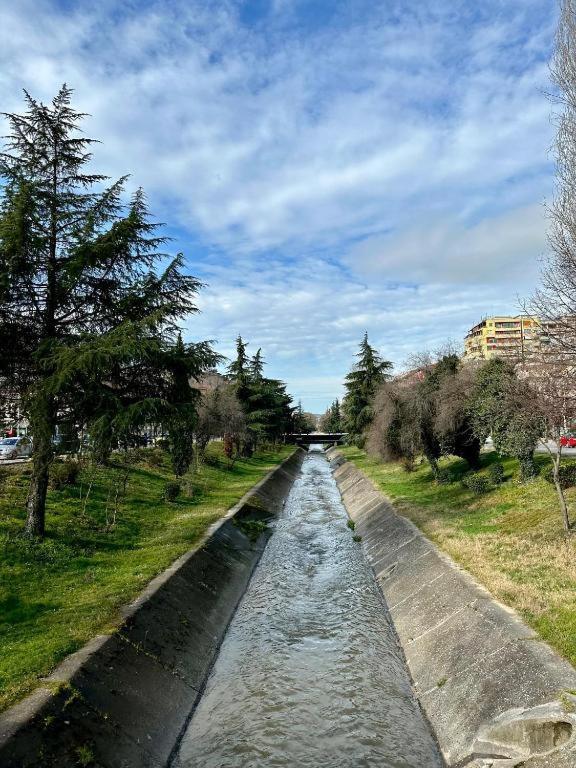 D&E Apartaments Тирана Екстериор снимка