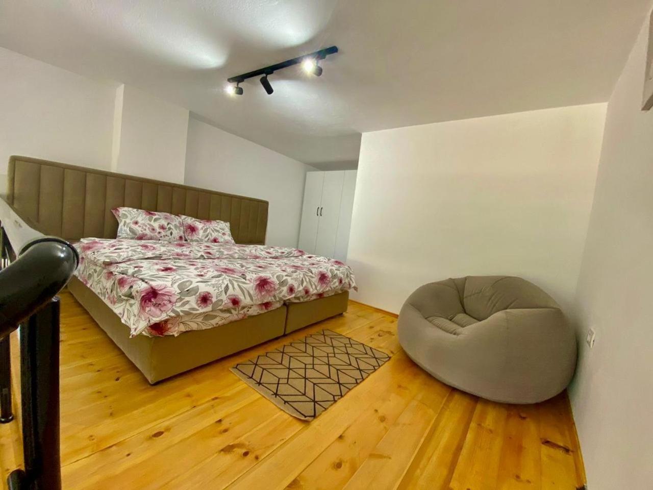 D&E Apartaments Тирана Екстериор снимка